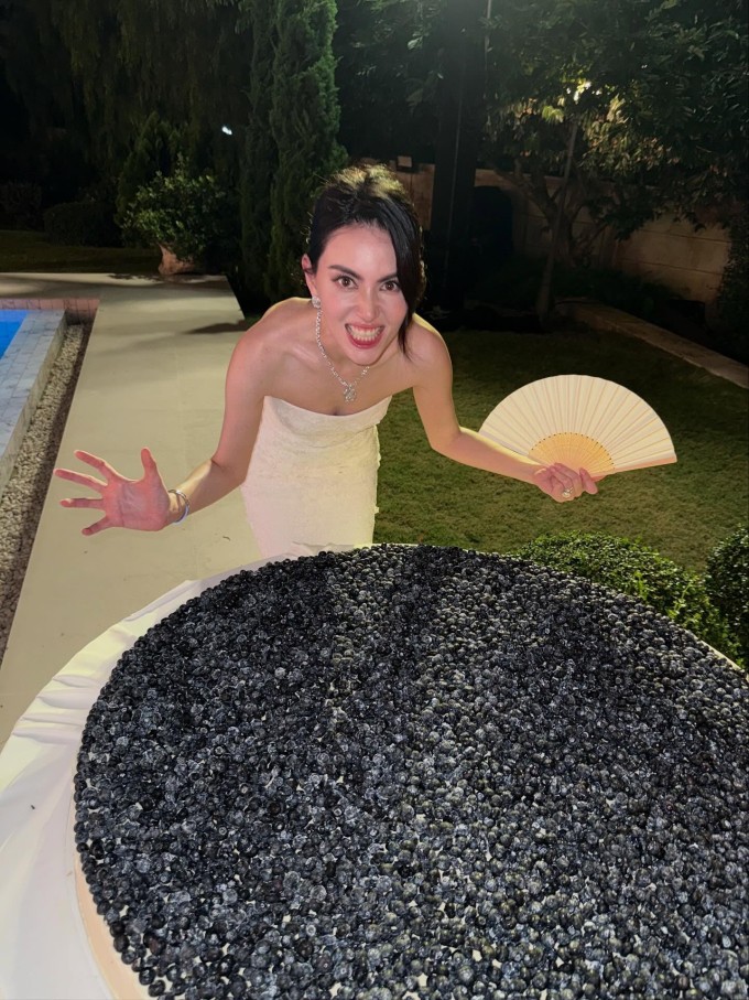 Cô dâu Mai Davika chụp hình cùng chiếc bánh cưới độc đáo.