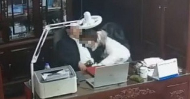 Người đàn ông "thân mật" với nhiều phụ nữ: Chủ ...