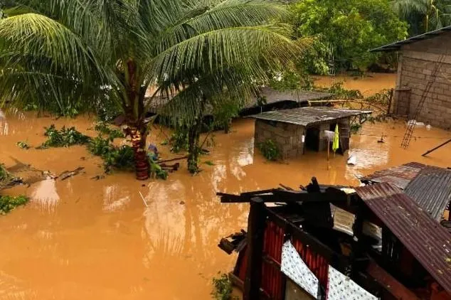 Cảnh ngập lụt tại thị trấn Bagabag, tỉnh Nueva Vizcaya, sau khi bão Fung-wong quét qua. Ảnh: ABS-CBN