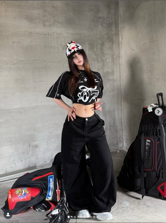 Điều đầu tiên khiến bất kỳ ai cũng phải dừng lại khi lướt qua trang cá nhân của cô chính là 'visual' vô cùng cuốn hút. Khuôn mặt cô gái mang nét ngây thơ, đôi mắt to tròn long lanh, cùng với làn da trắng hồng tạo cảm giác dịu dàng, trong trẻo như tia nắng đầu ngày.