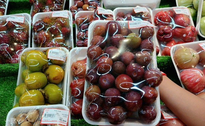 Mận róc hạt Trung Quốc bán tại nhiều hệ thống siêu thị ở TP HCM. Ảnh: Thi Hà