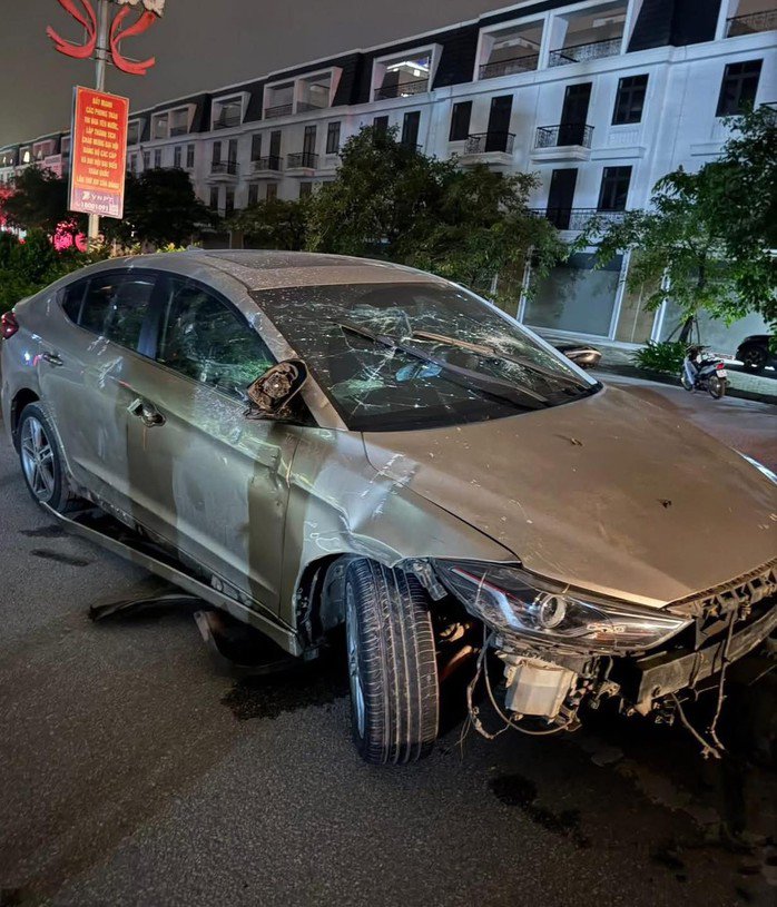 Xe ô tô hư hỏng nặng sau sự việc. Ảnh: T.Hòa