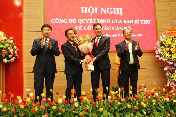 Bí thư Tỉnh ủy Hưng Yên Nguyễn Hữu Nghĩa (thứ 2, từ phải sang) tặng hoa chúc mừng tân Phó Bí thư Tỉnh ủy Hưng Yên Phạm Quang Ngọc