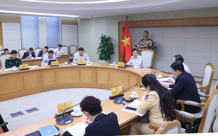 Phó Thủ tướng Trần Hồng Hà chủ trì cuộc họp về lộ trình áp dụng quy chuẩn kỹ thuật quốc gia đối với khí thải xe ô tô tham gia giao thông đường bộ. Ảnh: VGP