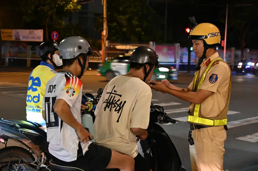 Tổ công tác làm việc xuyên đêm, kiểm tra nồng độ cồn và các hành vi vi phạm khác, góp phần nâng cao trật tự an toàn đường bộ. Ảnh: PHẠM HẢI