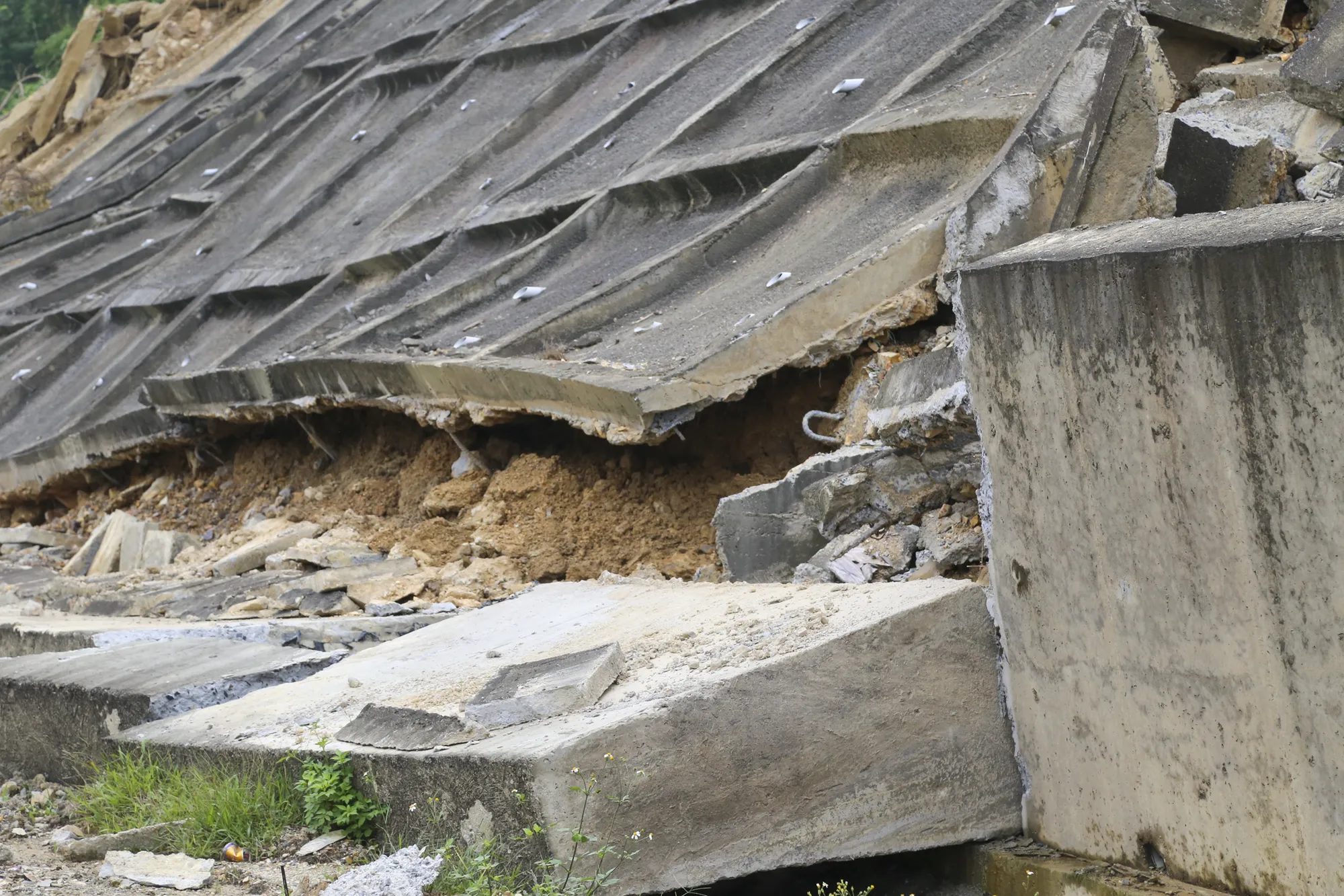 Một số mái taluy dương bị hư hỏng do sạt lở.