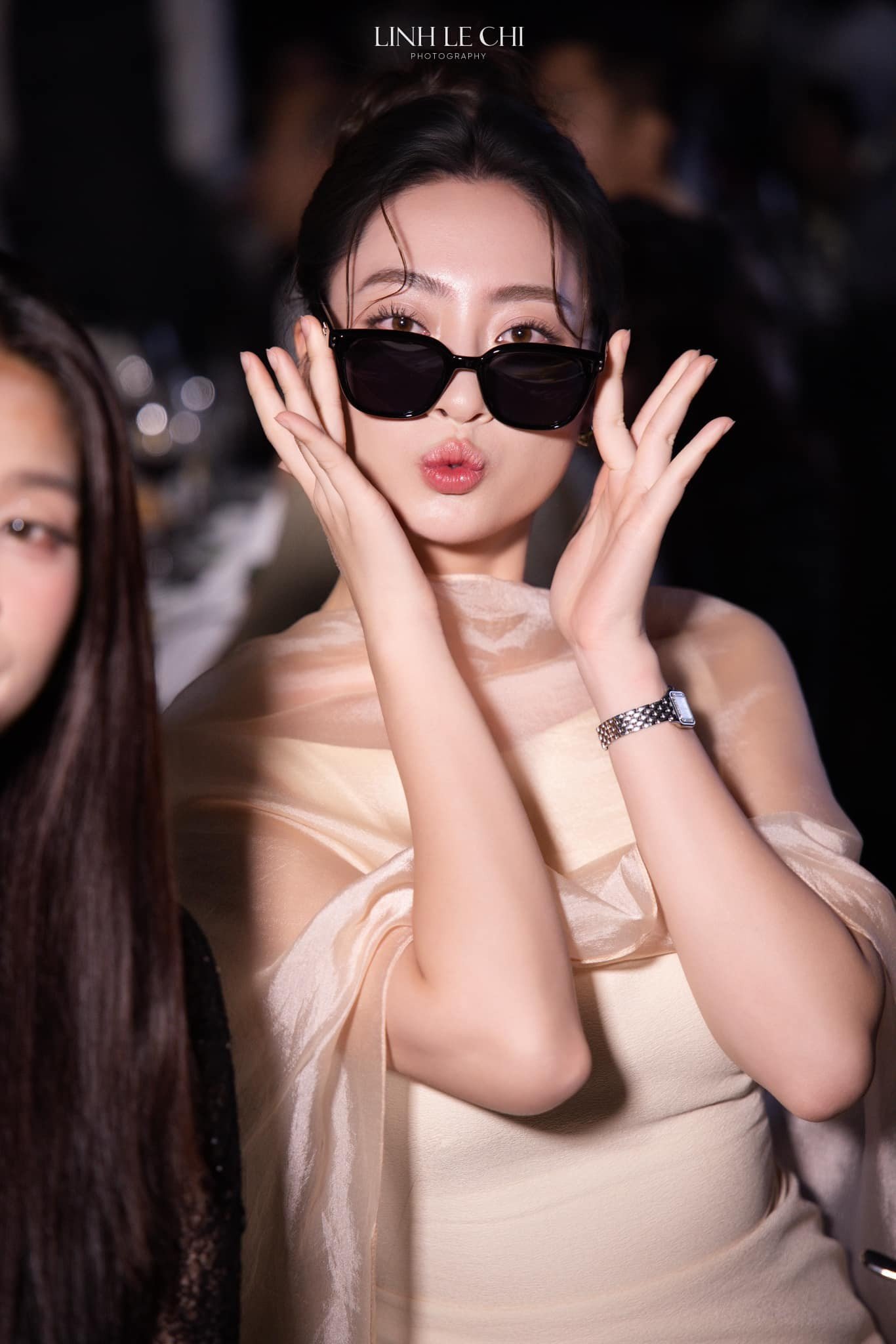 Đúng như dự đoán, tiệc mừng đám cưới của Hoa hậu Đỗ Thị Hà ở Hà Nội vào tối 9/11 đã quy tụ rất nhiều người đẹp đình đám tới chung vui. Hoa hậu Lương Thùy Linh vốn có tình chị em thân thiết với Đỗ Thị Hà nên đã có mặt từ rất sớm.