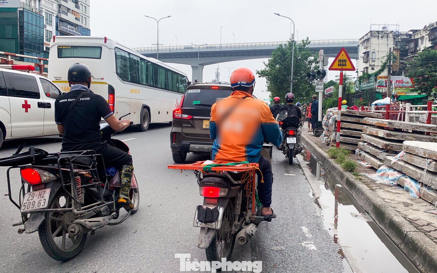 Muôn kiểu chiêu trò che biển né ‘mắt thần’ AI trên đường phố Hà Nội - 4
