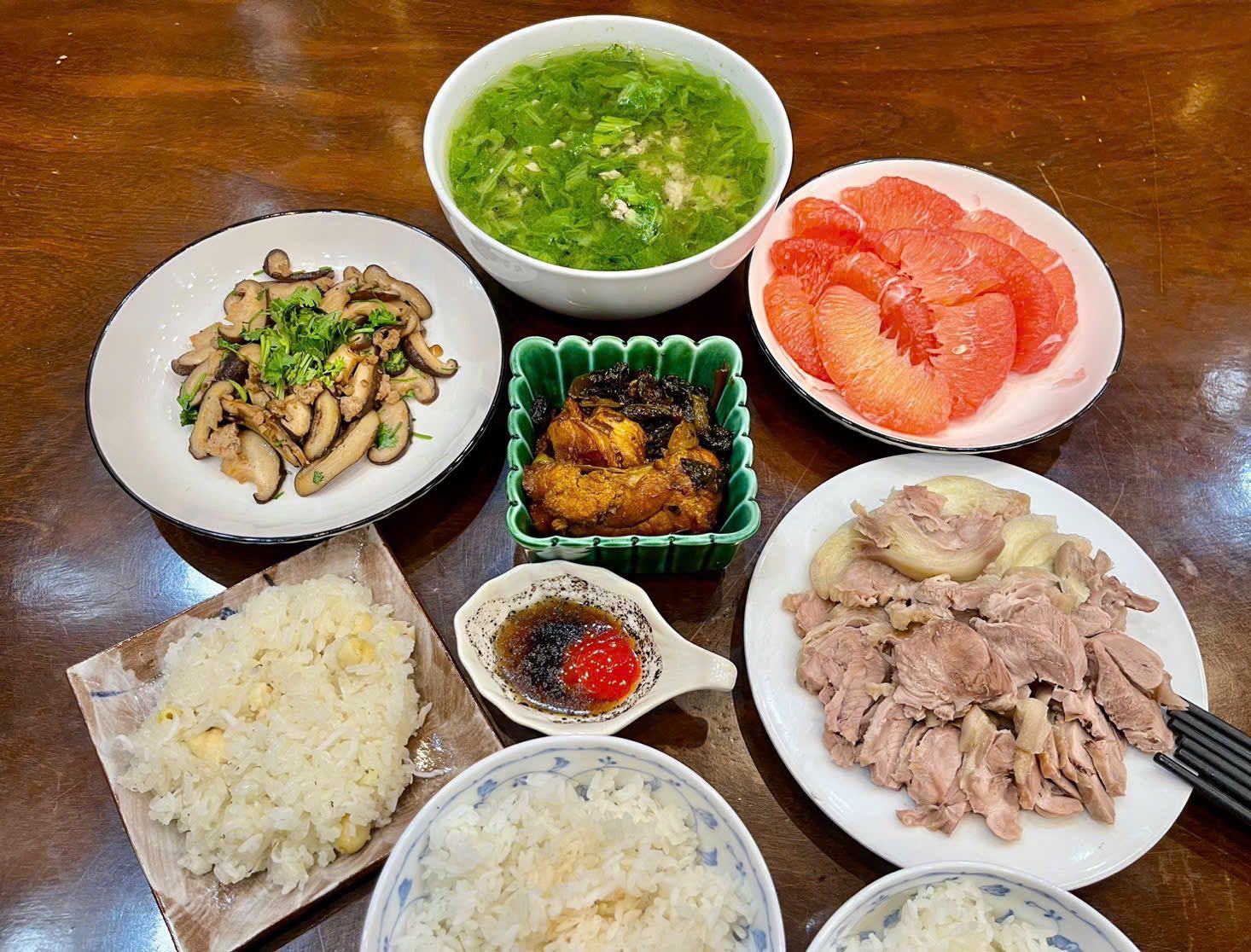 Xôi sen dừa - Thịt bắp giò luộc - Nấm hương xào - Canh cải nấu thịt - Trứng cá kho - Bưởi