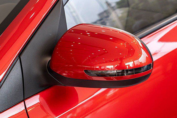 Kính chiếu hậu được tích hợp đèn LED báo rẽ.