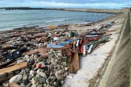 Chiếc tàu lao ra biển cứu 3 người ở Lý Sơn đã bị sóng lớn đánh nát vụn