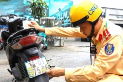 Muôn kiểu chiêu trò che biển né ‘mắt thần’ AI trên đường phố Hà Nội