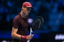 Sinner vượt Alcaraz chạm cột mốc mới, chuỗi trận đấu tiệm cận hoàn hảo 2025