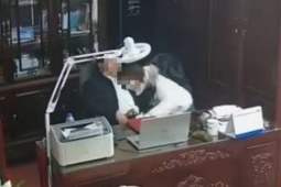 Người đàn ông "thân mật" với nhiều phụ nữ: Chủ tịch Hội đồng trường là gì?