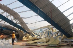 Nhà xưởng, khu công nghiệp tan hoang sau bão Kalmaegi