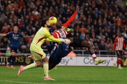 Arsenal thấm thía "ma thuật đen", Sunderland dùng "gậy ông đập lưng ông"