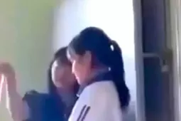 Nữ giáo viên bắt học sinh dàn hàng rồi dùng thước đánh