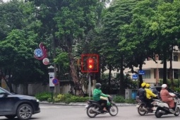 Tin tức trong ngày - Xuất hiện cột đèn giao thông có đèn đếm lùi 8 giây ở Hà Nội