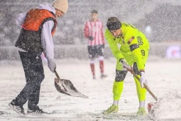 Bóng đá - Sốc trận đấu diễn ra dưới bão tuyết &amp; rét -8 độ C, cầu thủ phải dùng xẻng dọn tuyết