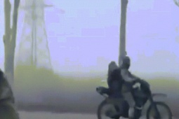 Thế giới - Video: Binh sĩ Nga trên xe máy, rầm rộ tiến vào Pokrovsk