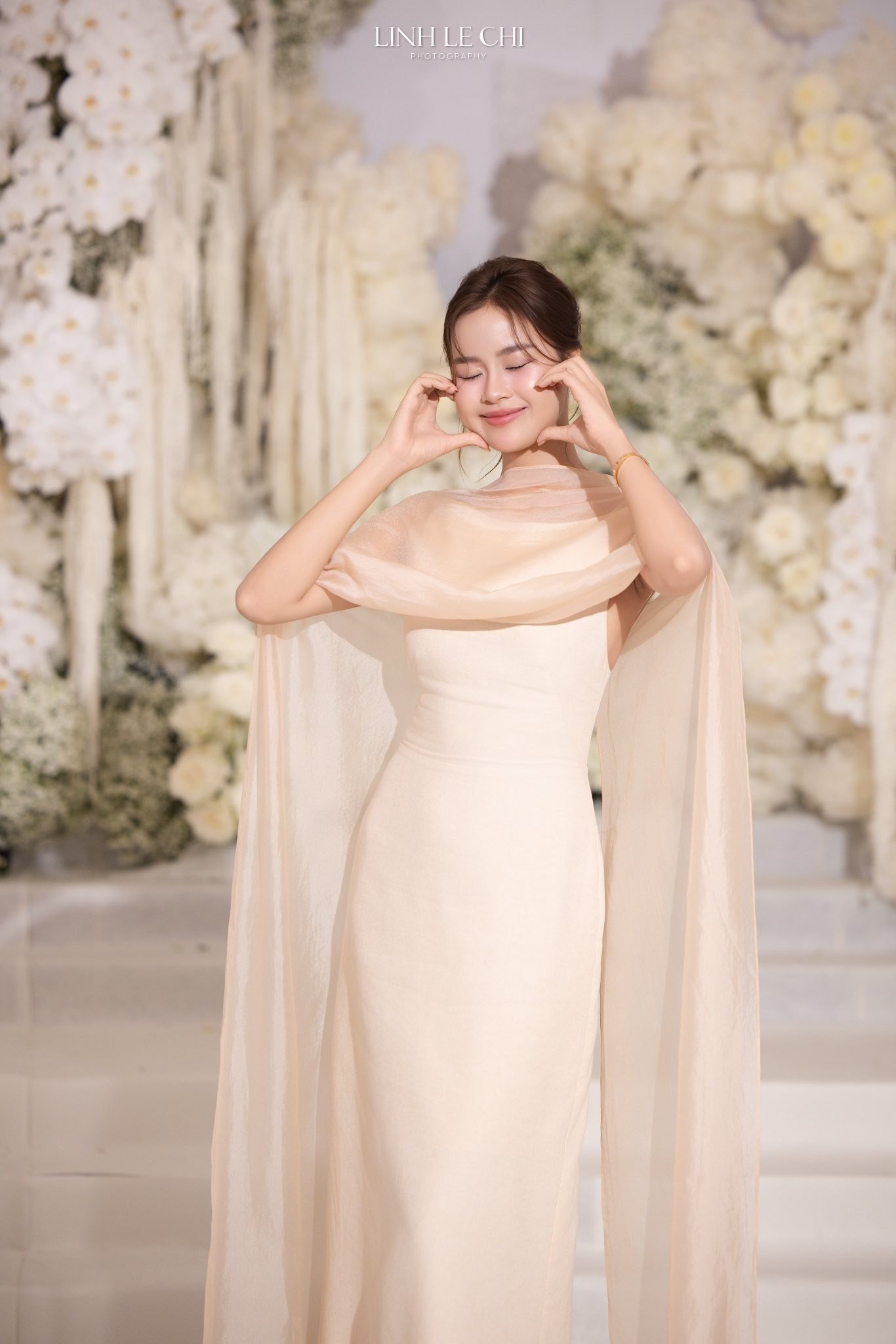 Nhưng chẳng ngờ Á hậu Đào Hiền cũng mặc trang phục giống hệt như Lương Thùy Linh. Từ kiểu dáng đến màu sắc, thậm chí kiểu tóc của hai người đẹp cũng hao hao nhau khi chọn tóc búi cao và thả hai lọn tóc mai mềm mại.