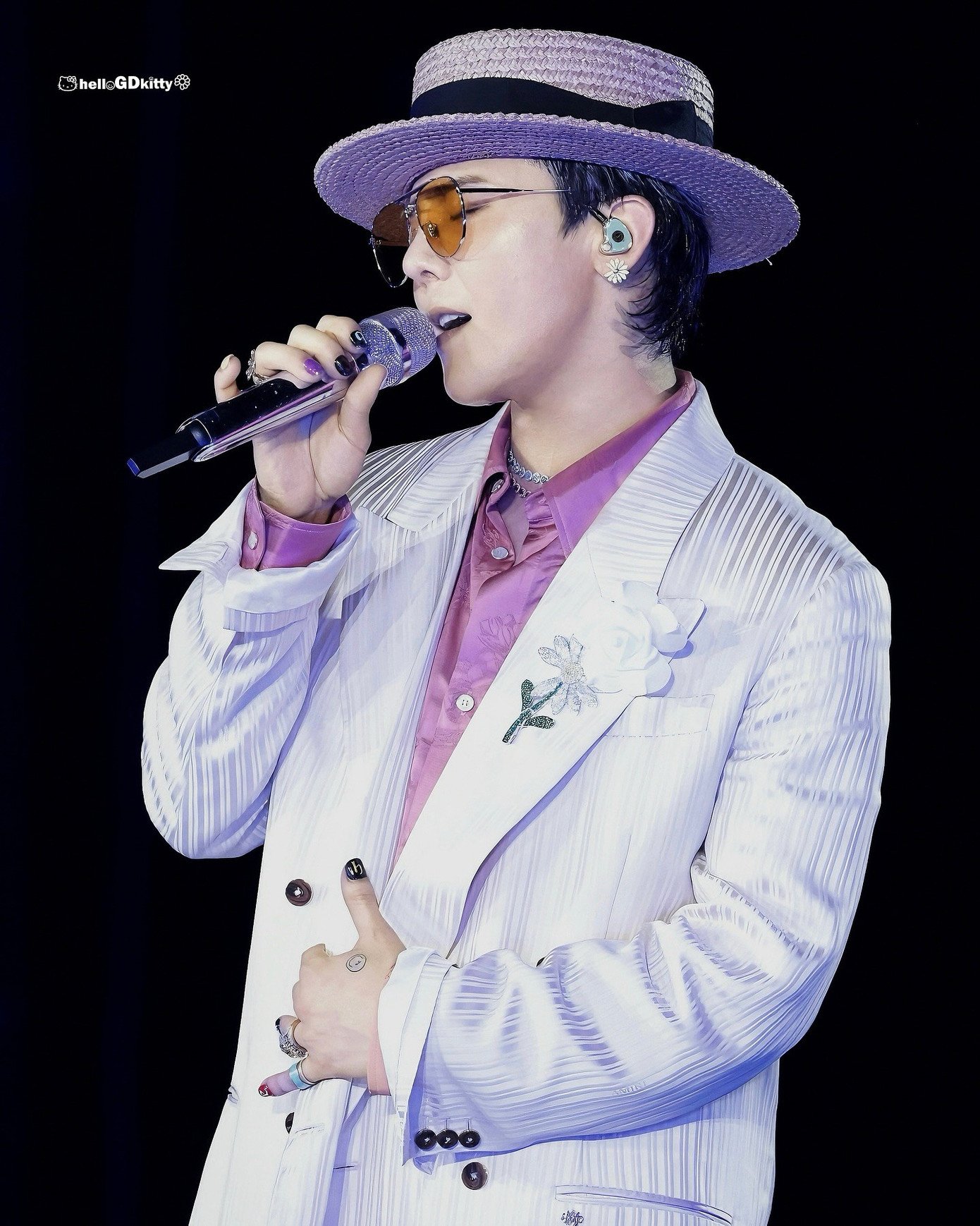 G-Dragon mang cả tủ đồ quen thuộc đến Việt Nam với 2 phụ kiện không thể thiếu - 4