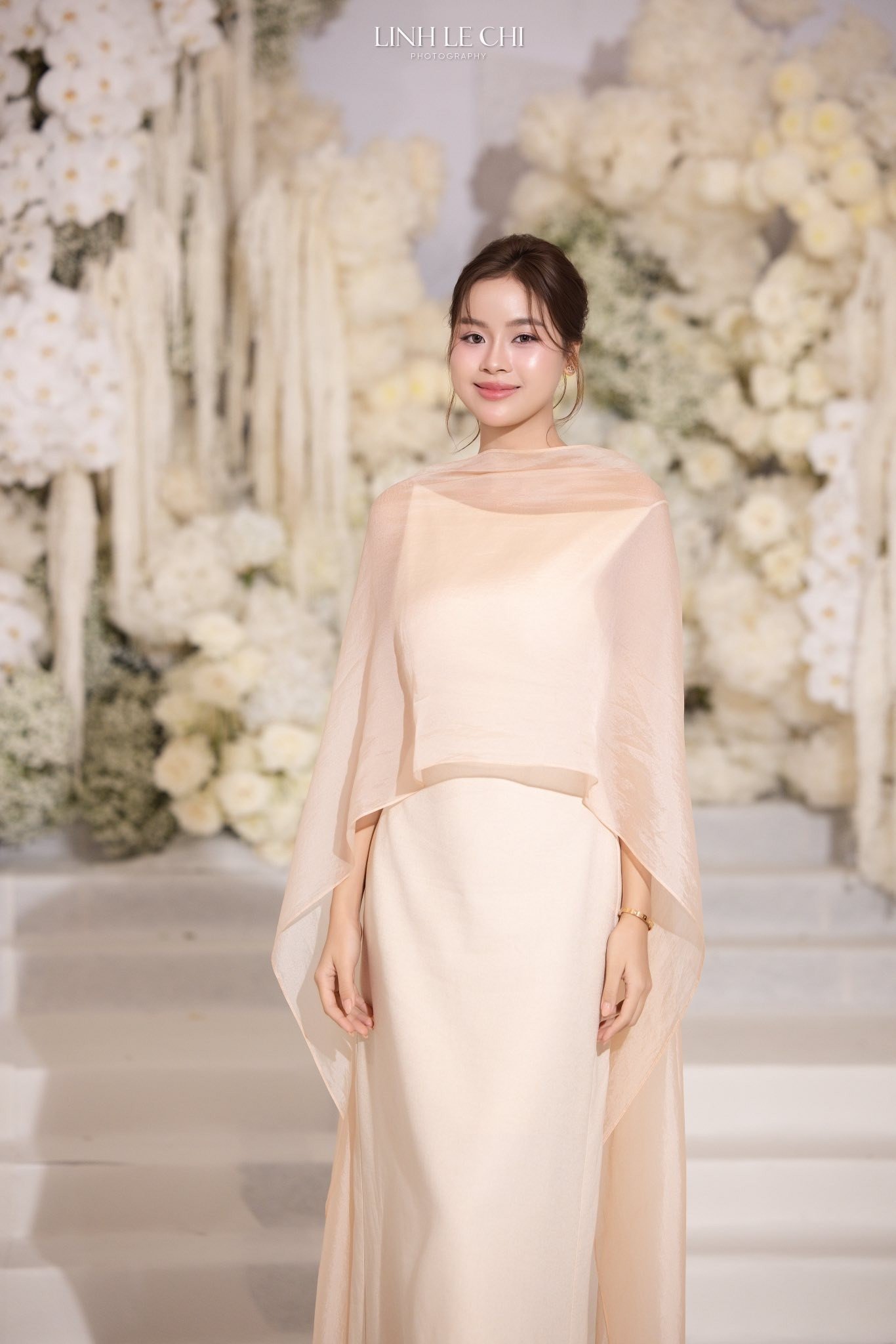 Nhưng chẳng ngờ Á hậu Đào Hiền cũng mặc trang phục giống hệt như Lương Thùy Linh. Từ kiểu dáng đến màu sắc, thậm chí kiểu tóc của hai người đẹp cũng hao hao nhau khi chọn tóc búi cao và thả hai lọn tóc mai mềm mại.