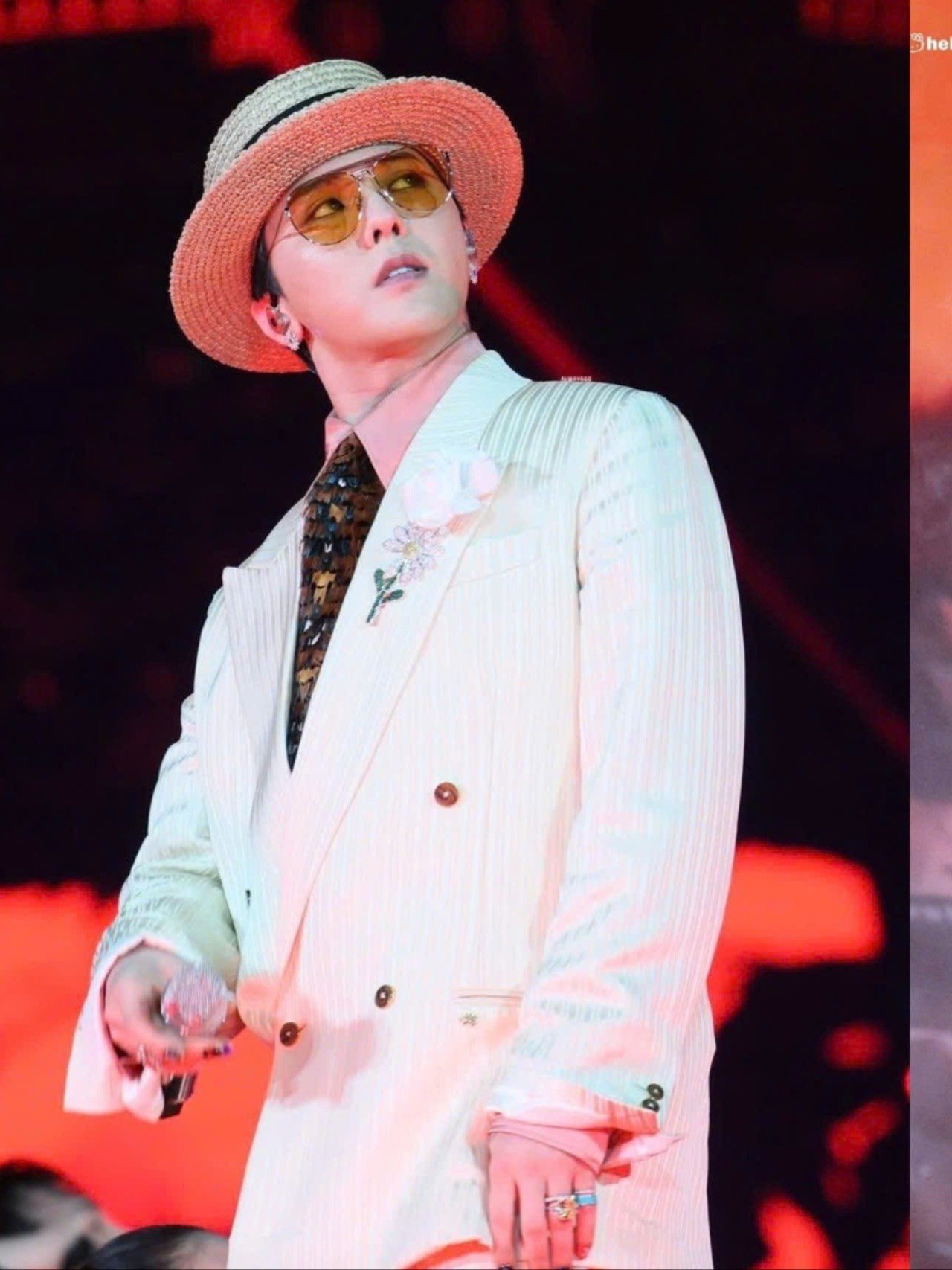 G-Dragon mang cả tủ đồ quen thuộc đến Việt Nam với 2 phụ kiện không thể thiếu - 5