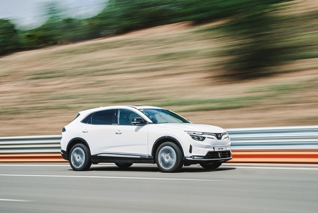 Giá xe VinFast VF 8 lăn bánh kèm ưu đãi tháng 11/2025