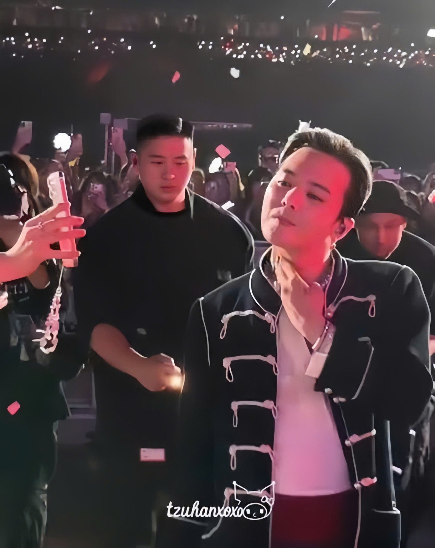 Fan Việt đùa rằng "anh Long" lần này hết vibe "bà ngoại" mà chuyển sang diện đồ trẻ trung, năng động và hợp tuổi hơn hẳn khi đứng trên sân khấu Việt Nam.