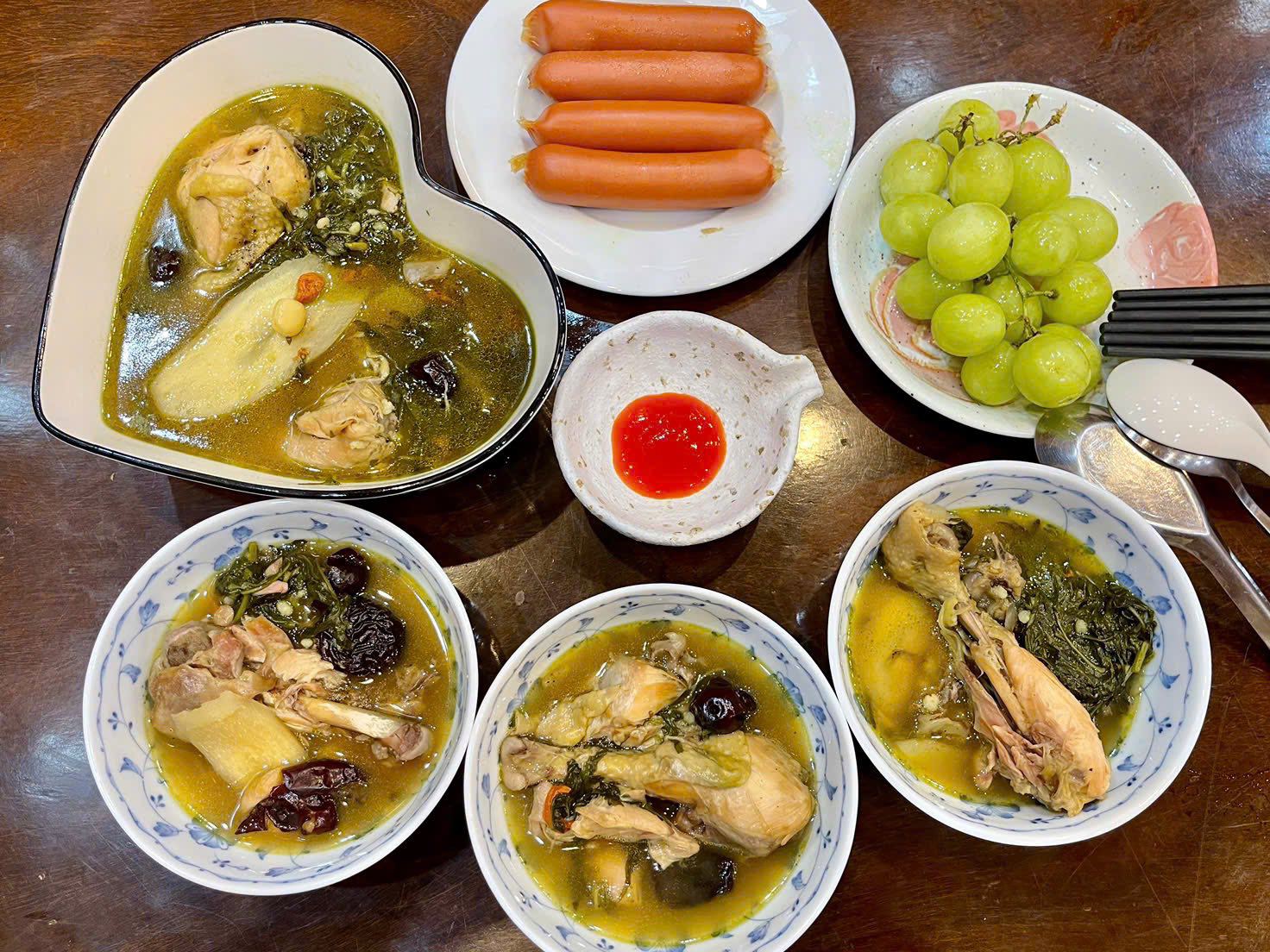 Gà tần ngải cứu thuốc bắc - Xúc xích - Nho