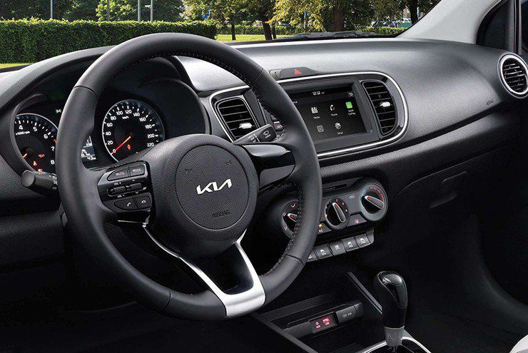 Vô lăng 3 chấu thiết kế thể thao.