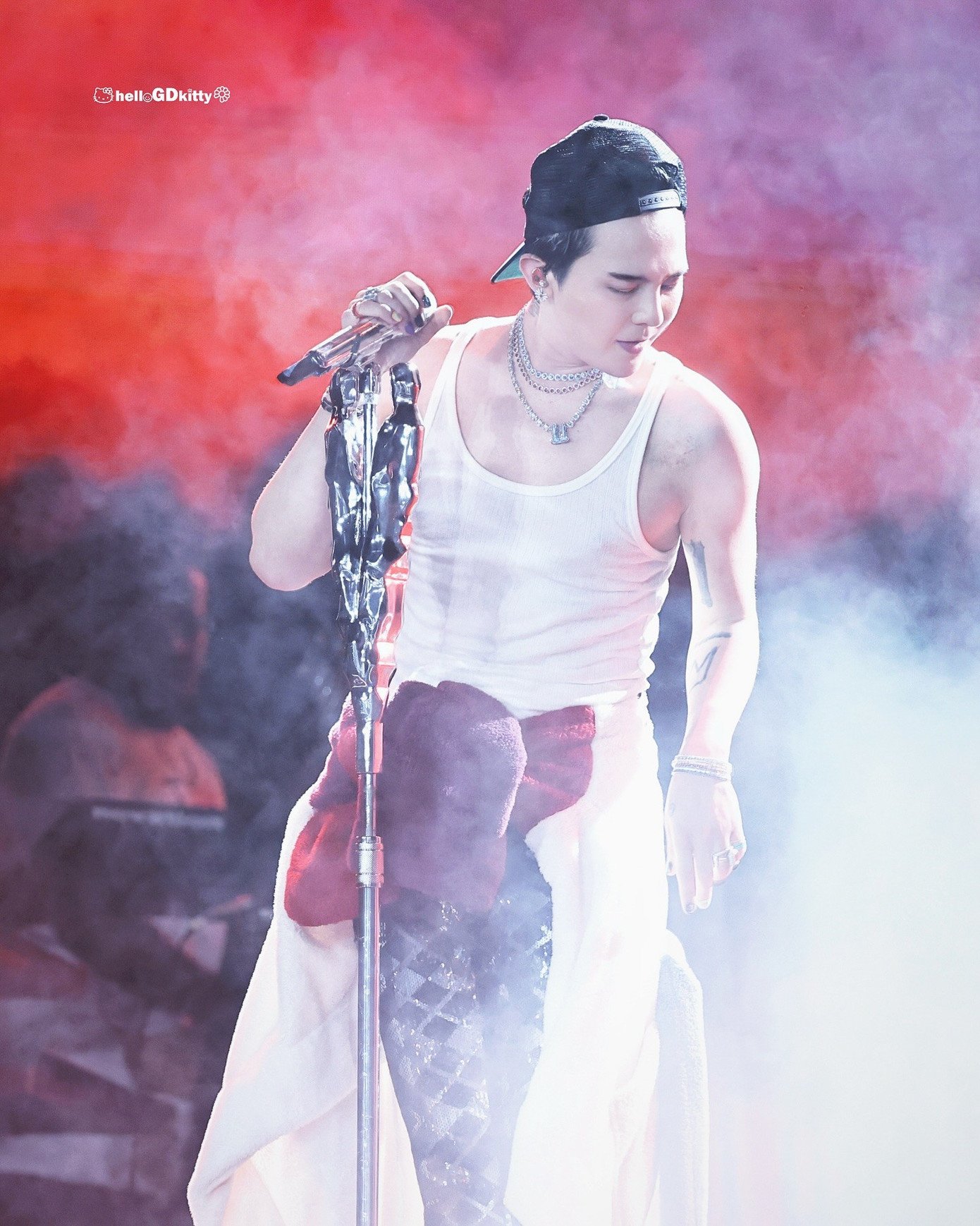 Fan Việt đùa rằng "anh Long" lần này hết vibe "bà ngoại" mà chuyển sang diện đồ trẻ trung, năng động và hợp tuổi hơn hẳn khi đứng trên sân khấu Việt Nam.