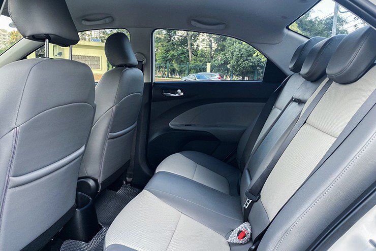 Hàng ghế sau được thiết kế hai tone màu trên phiên bản cao cấp.
