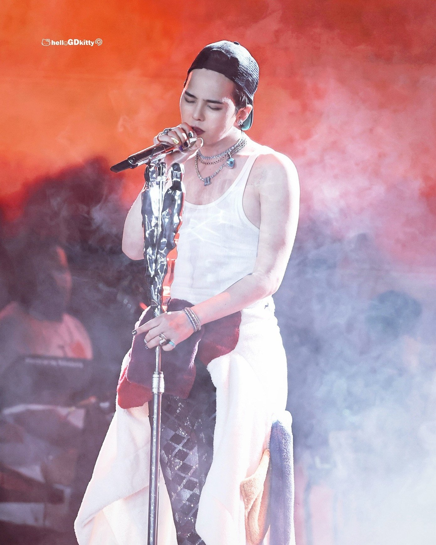 Fan Việt đùa rằng "anh Long" lần này hết vibe "bà ngoại" mà chuyển sang diện đồ trẻ trung, năng động và hợp tuổi hơn hẳn khi đứng trên sân khấu Việt Nam.