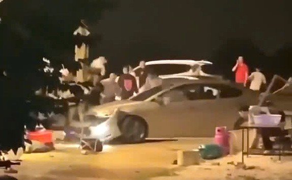 Nhóm người bao vây, liên tục đập vào xe ô tô.