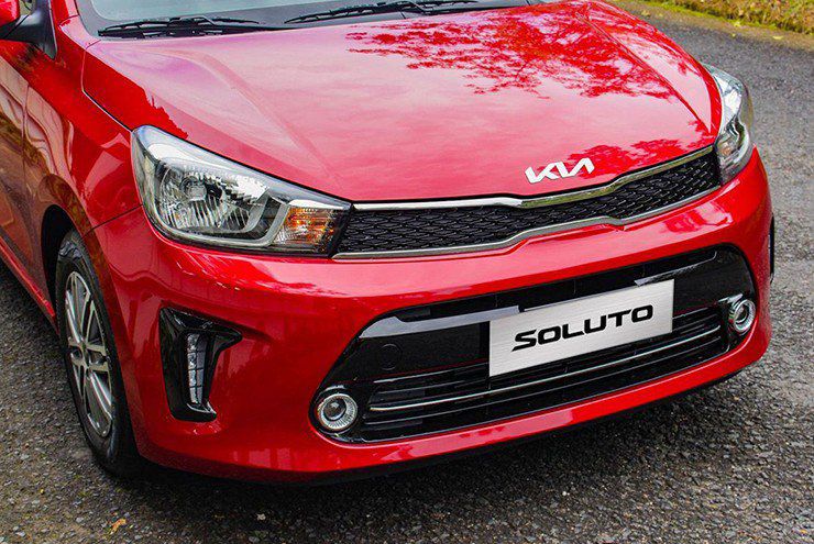 Đầu xe Kia Soluto trông khá hầm hố với bộ lưới tản nhiệt mũi hổ quen thuộc.