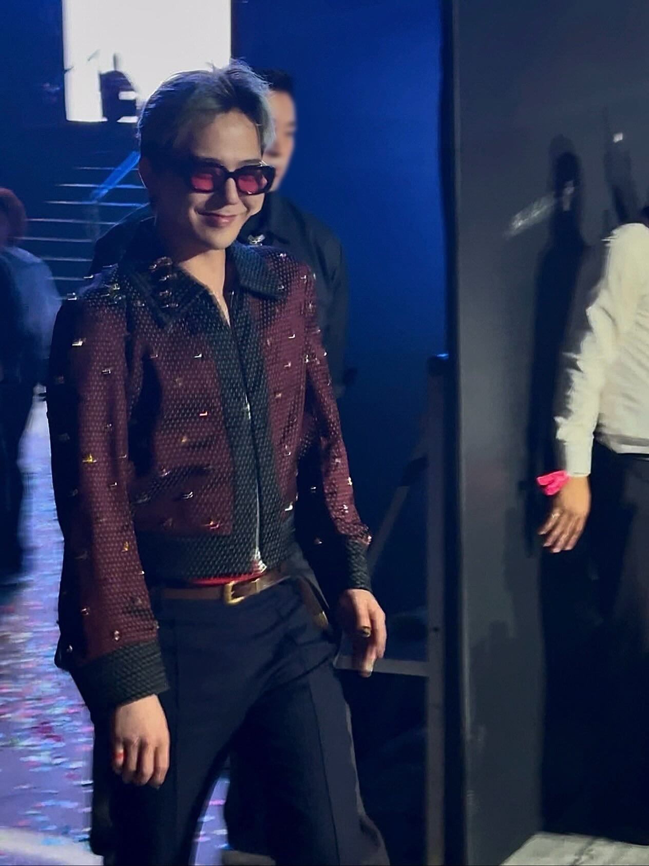 Bộ đôi trang phục send-off như hai thái cực khác nhau của G-Dragon.