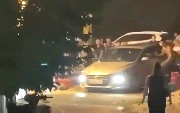 Nhóm người bao vây, liên tục đập vào xe ô tô.