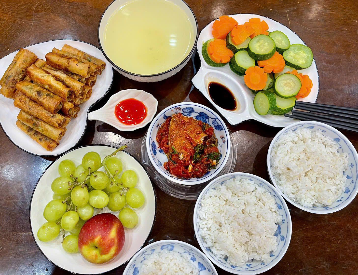 Nem rán - Cá sốt cà chua - Rau củ luộc - Nho, táo