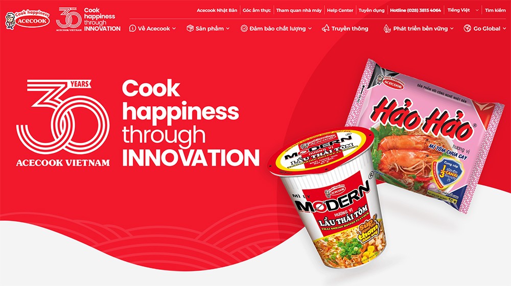 Website sử dụng tông màu chủ đạo đỏ - trắng, thể hiện rõ bản sắc của doanh nghiệp