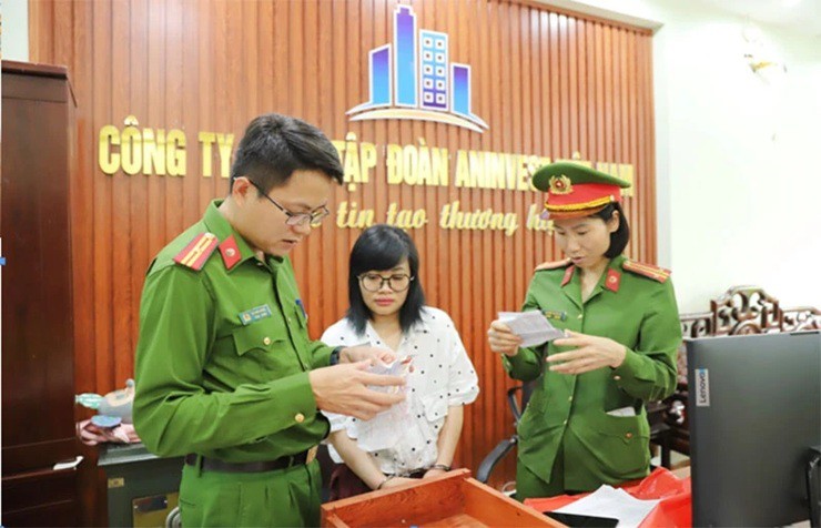 Cơ quan công an tống đạt Quyết định khởi tố vụ án hình sự, khởi tố bị can, Lệnh bắt bị can để tạm giam đối với Nguyễn Thị Phương - Ảnh: Công an Bắc Ninh