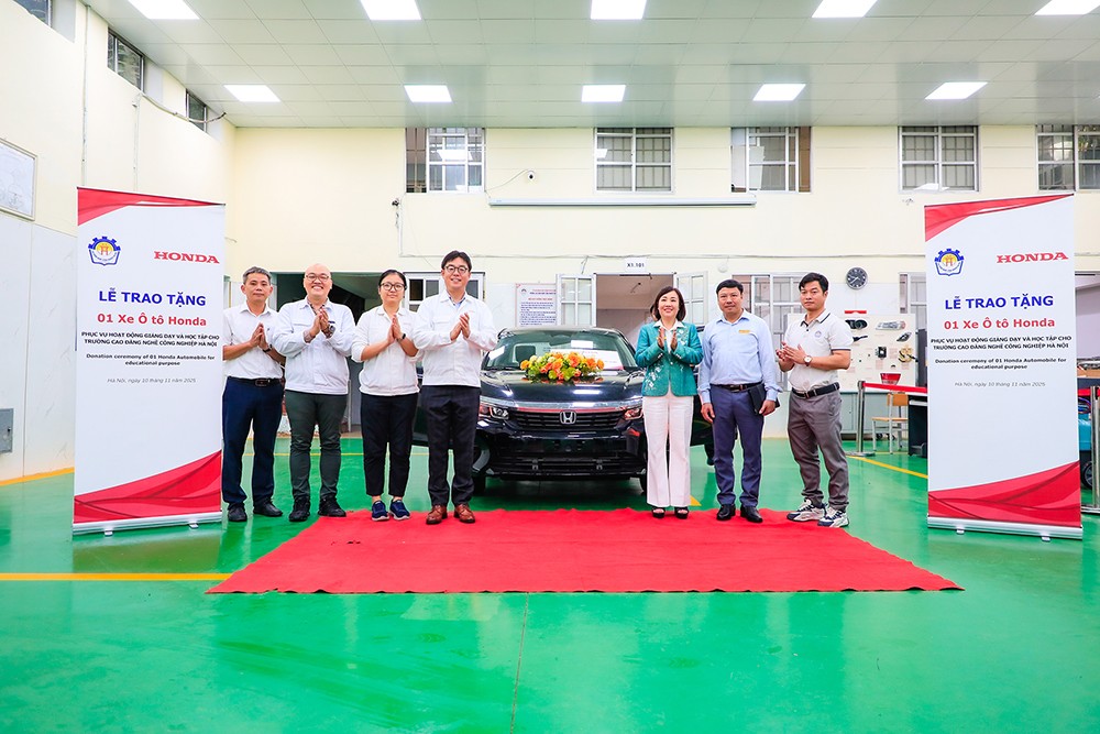 Ông Shinsuke Horiuchi - Phó Tổng Giám đốc Công ty Honda Việt Nam trao tặng xe cho Trường Cao đẳng nghề Công nghiệp Hà Nội