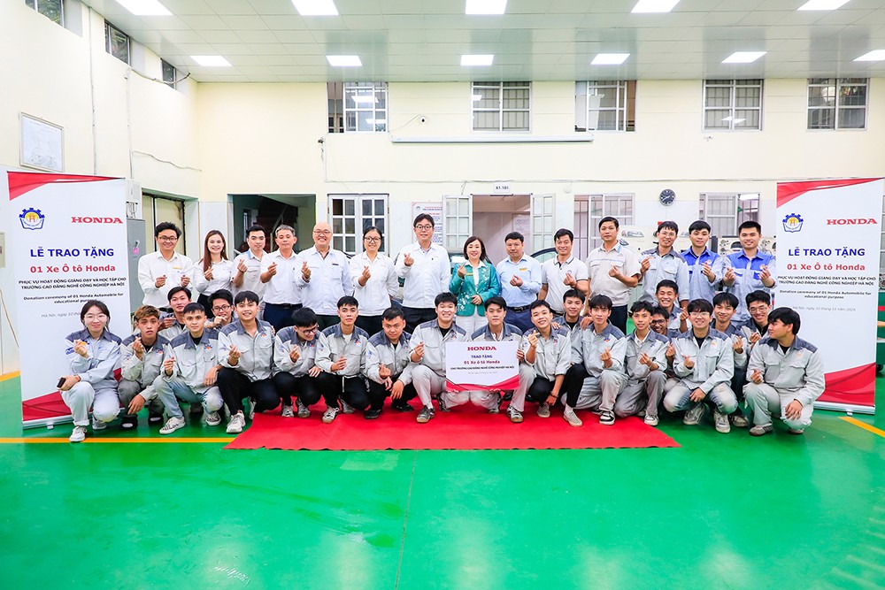 Đại diện HVN chụp ảnh lưu niệm cùng với ban lãnh đạo nhà trường và các bạn sinh viên trường Cao đẳng nghề Công nghiệp Hà Nội