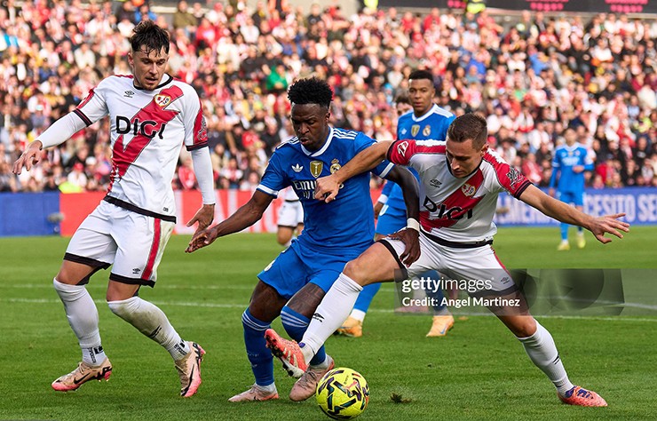 Vinicius nỗ lực đột phá nhưng bị cô lập hoàn toàn giữa hàng phòng ngự Rayo