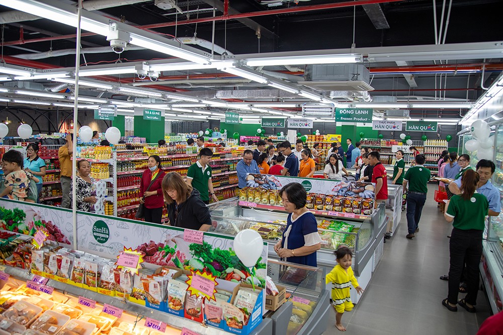 Hệ thống siêu thị nội khu cung cấp đầy đủ thực phẩm và nhu yếu phẩm.