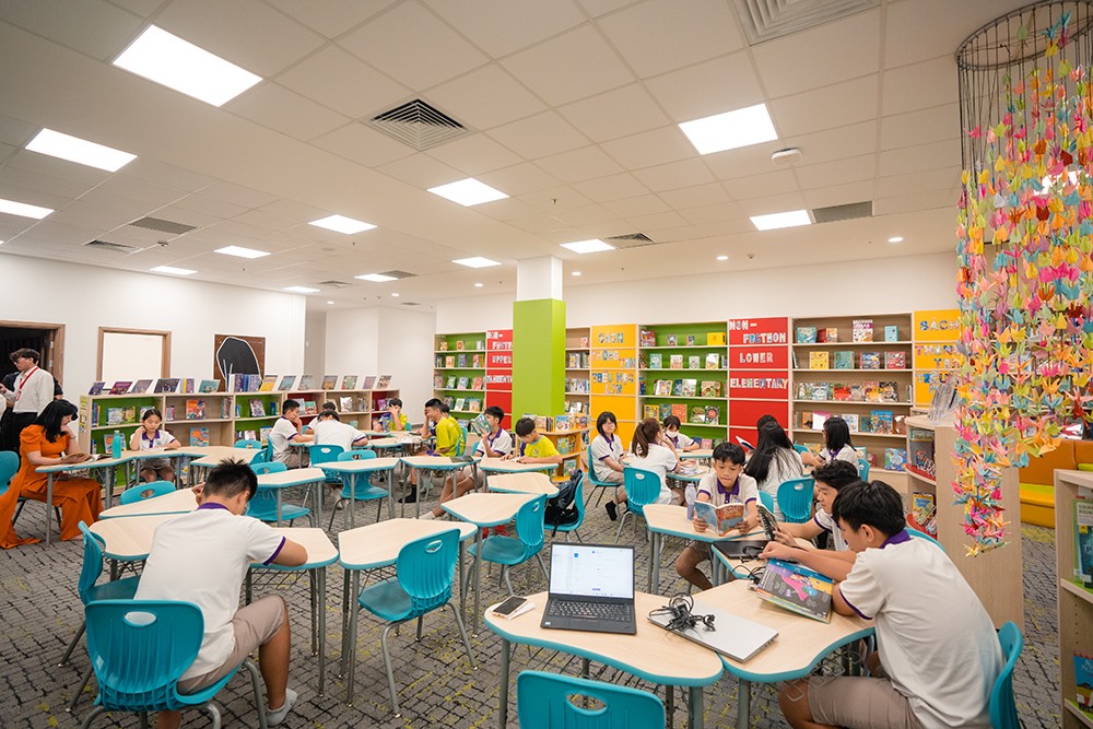 Cơ sở vật chất hiện đại, không gian học tập đầy màu sắc và tiện nghi, khơi gợi niềm say mê khám phá và học hỏi mỗi ngày.