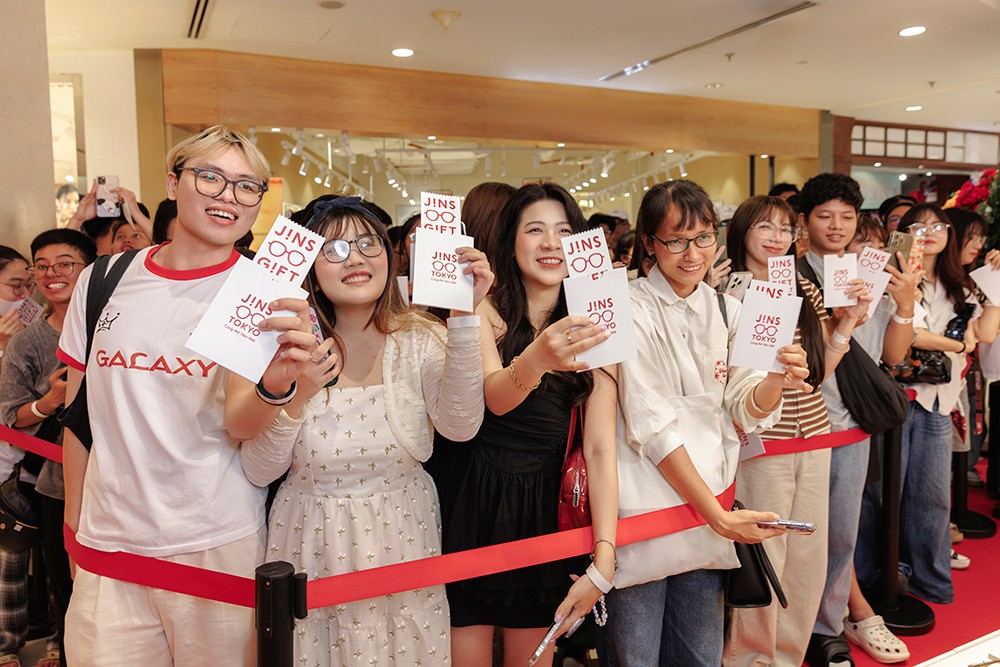 Nhiều khách hàng trẻ có mặt từ sớm để là người đầu tiên trải nghiệm những cặp kính chất lượng Nhật Bản.