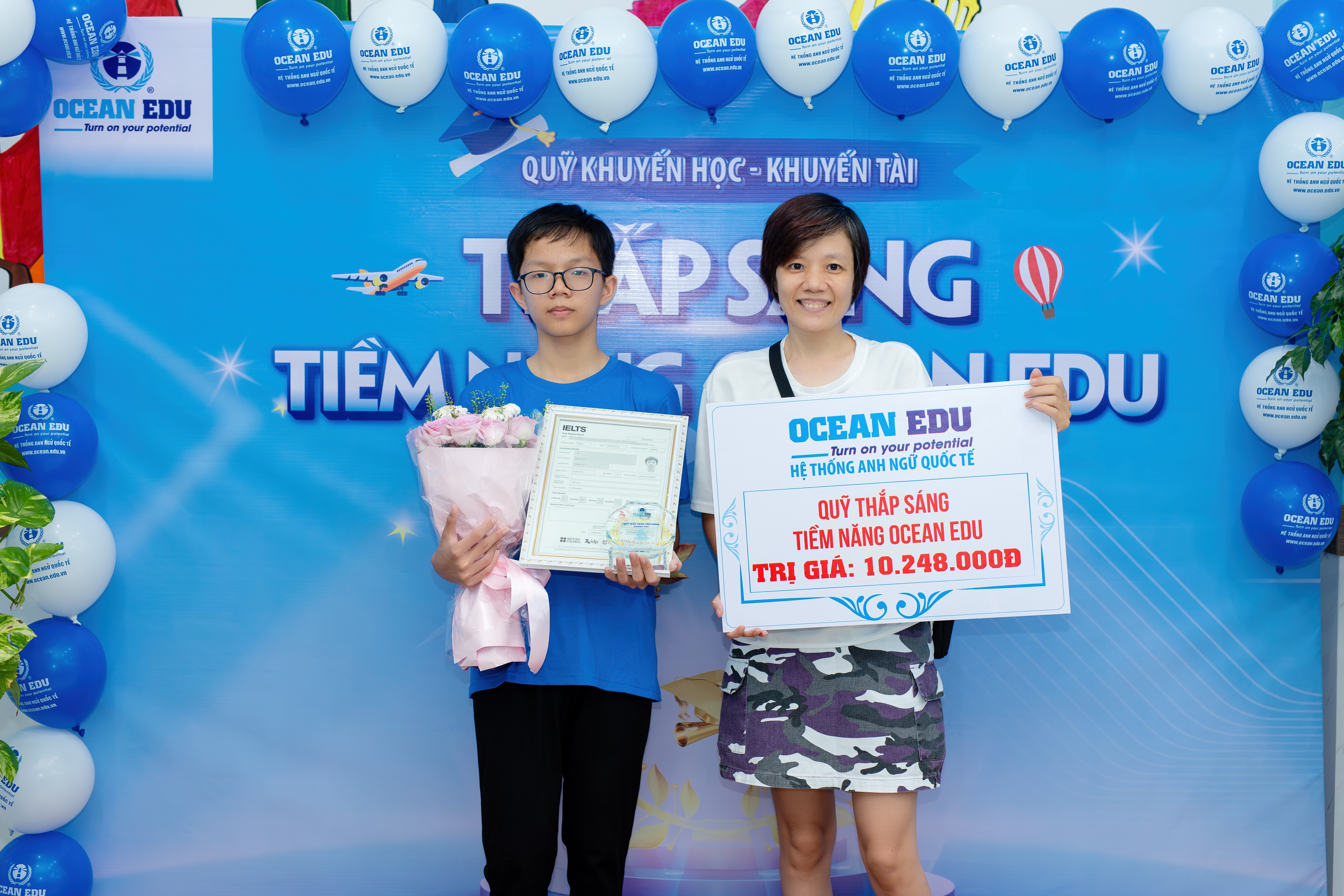 Bảo Khoa (trái) và mẹ - người đã đồng hành cùng em trên hành trình chinh phục Anh ngữ