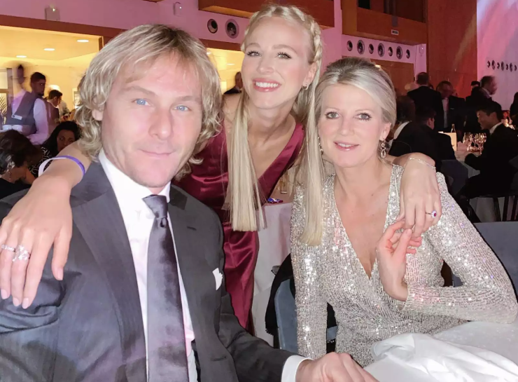 Ivana (giữa) là con gái của huyền thoại bóng đá&nbsp;Pavel Nedved